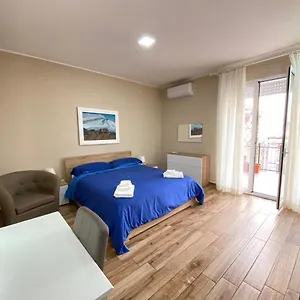 https://violet-house-catania.taorminaitalyhotels.com